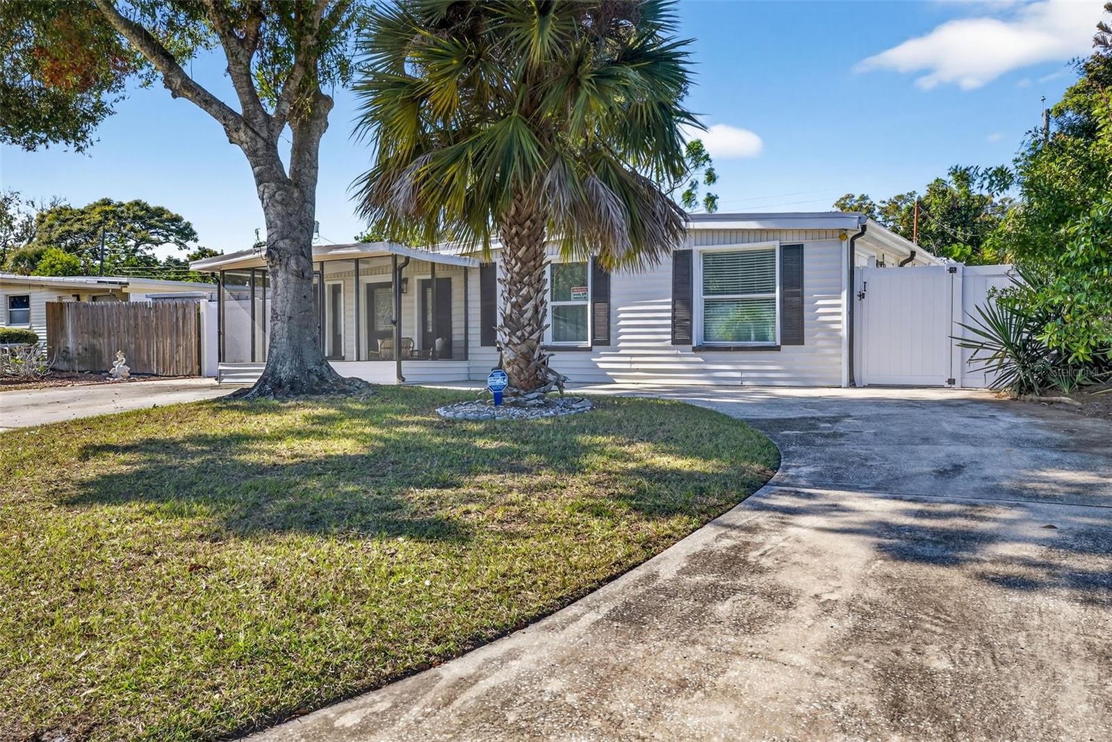 Single Family Residence in SEMINOLE, FL - Daniel Dourado