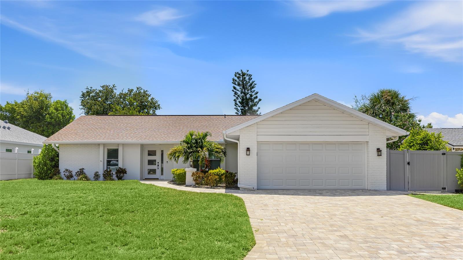 Single Family Residence in BRADENTON, FL - Daniel Dourado