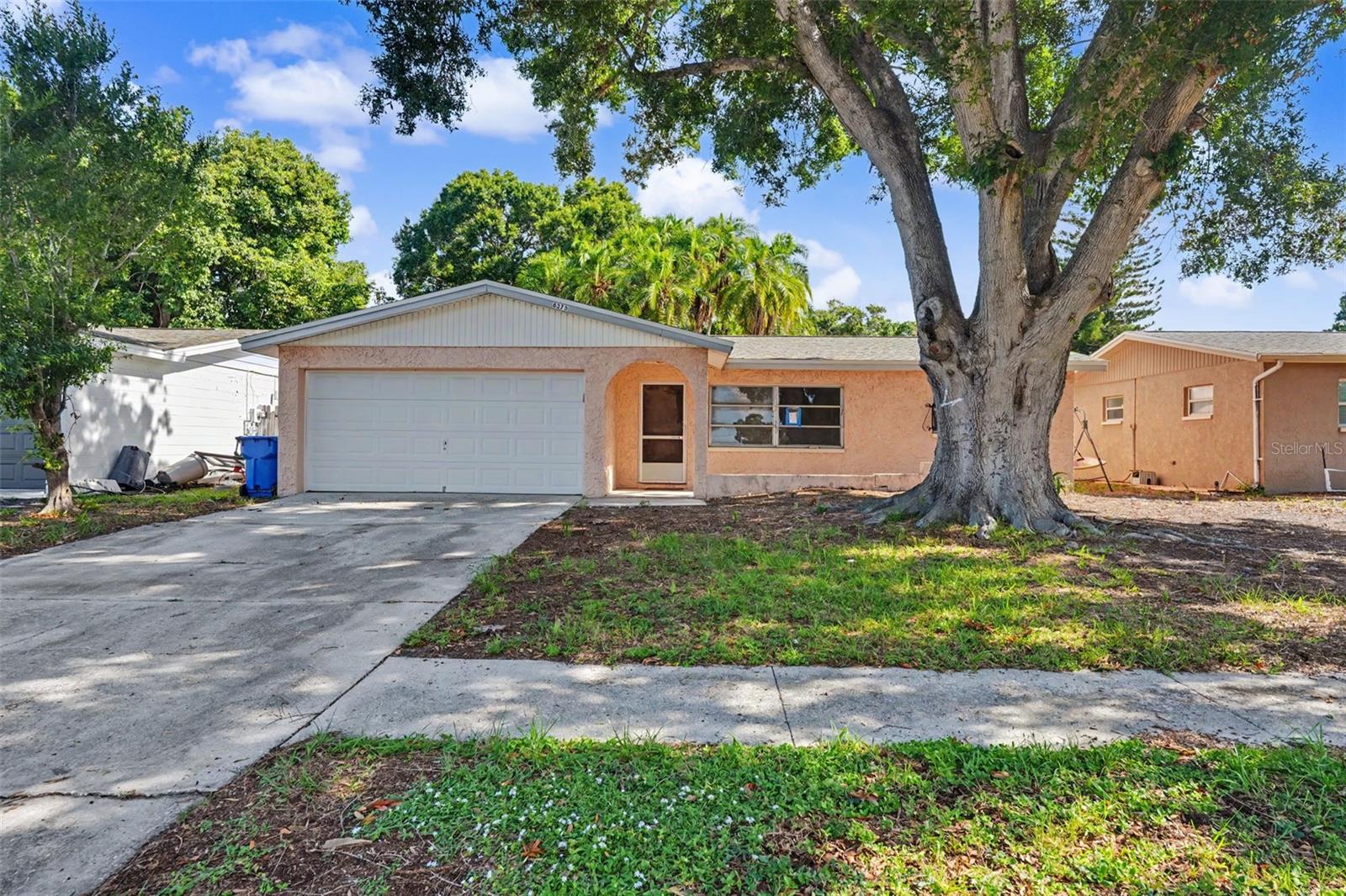 Single Family Residence in SEMINOLE, FL - Daniel Dourado