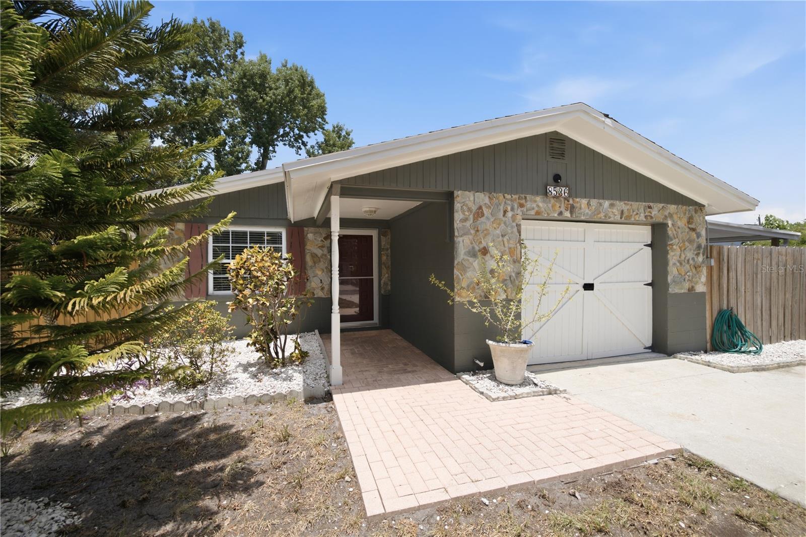 Single Family Residence in SEMINOLE, FL - Daniel Dourado