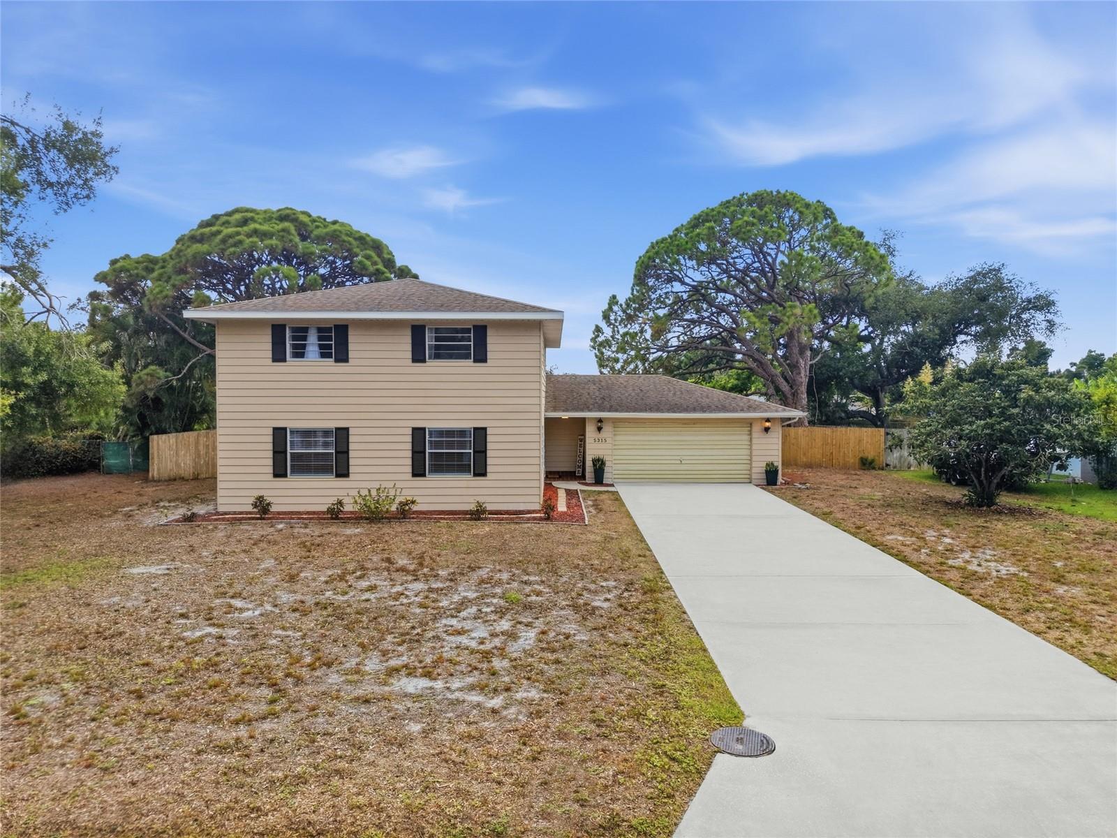 Single Family Residence in BRADENTON, FL - Daniel Dourado
