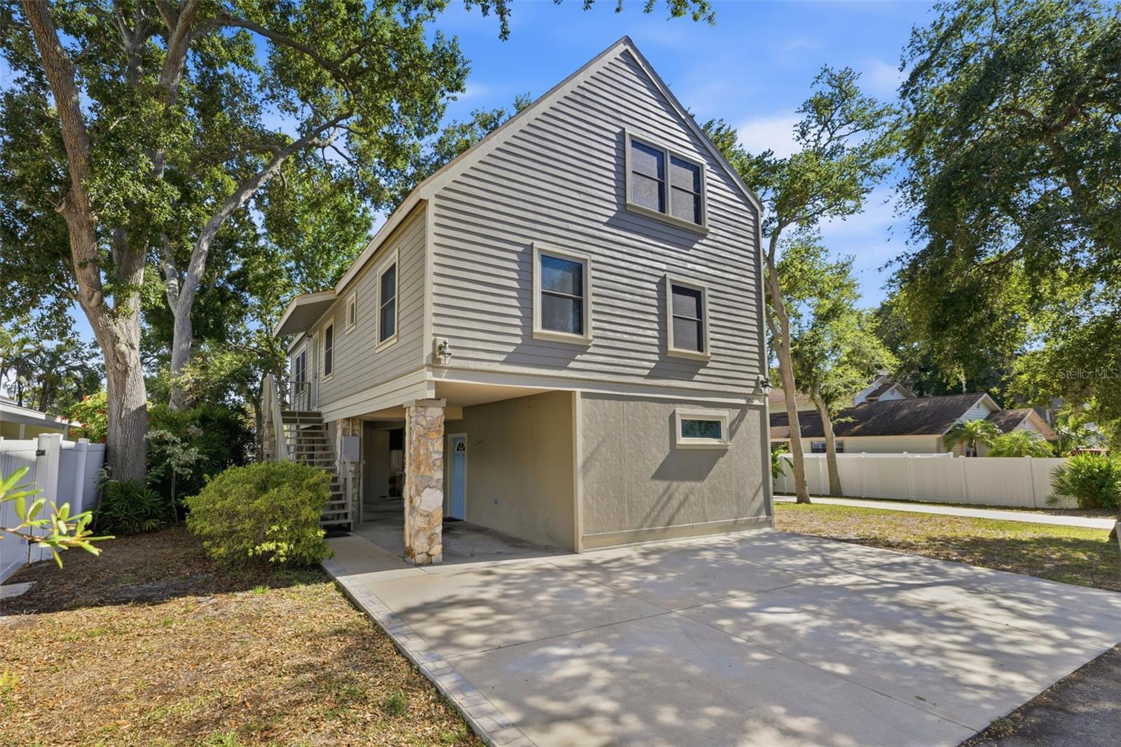 Single Family Residence in SEMINOLE, FL - Daniel Dourado