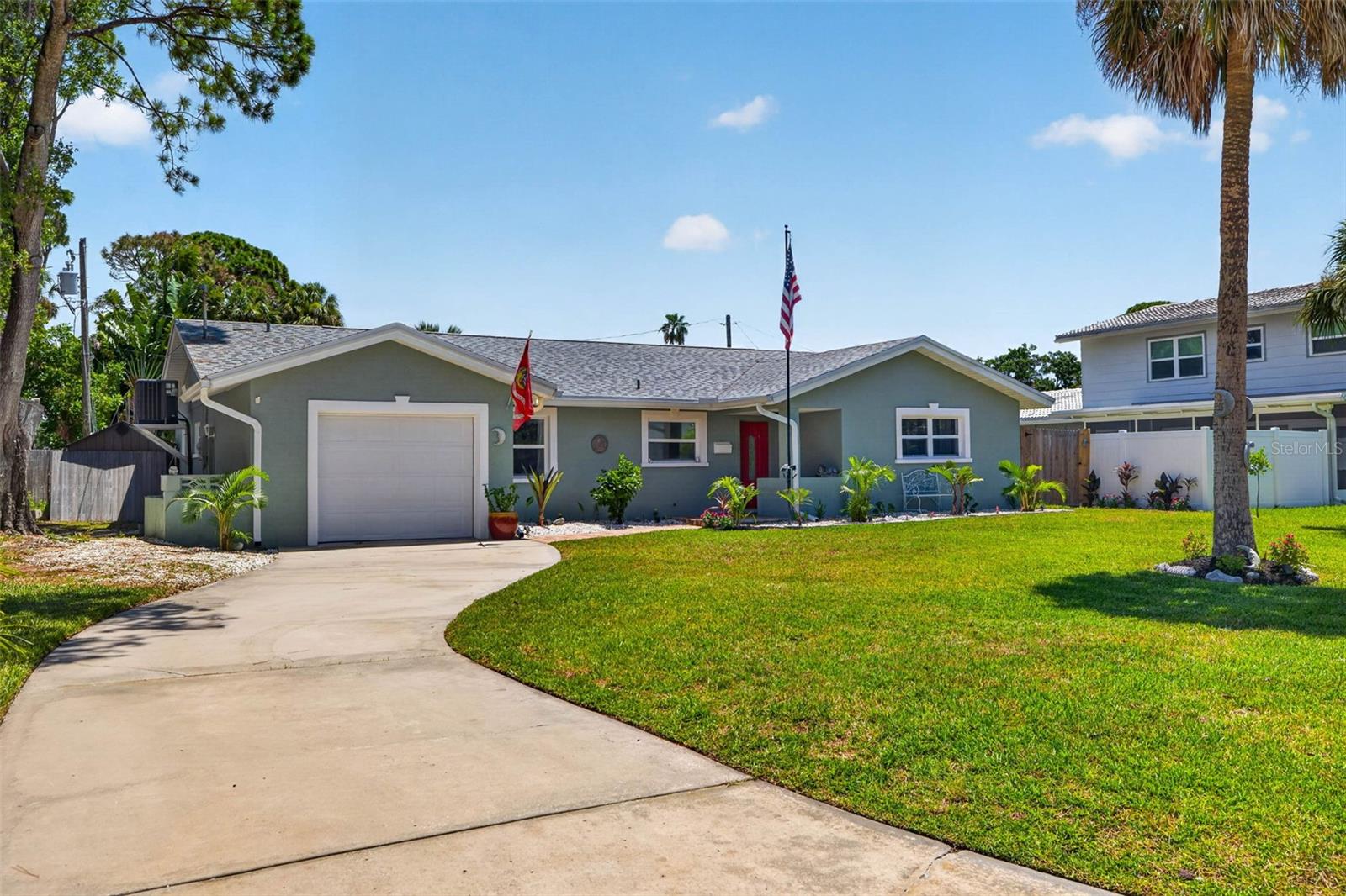 Single Family Residence in ST PETERSBURG, FL - Daniel Dourado