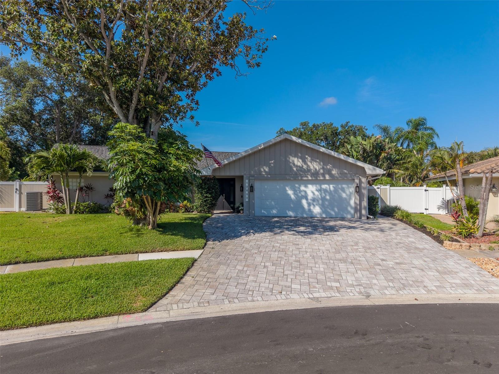 Single Family Residence in SEMINOLE, FL - Daniel Dourado