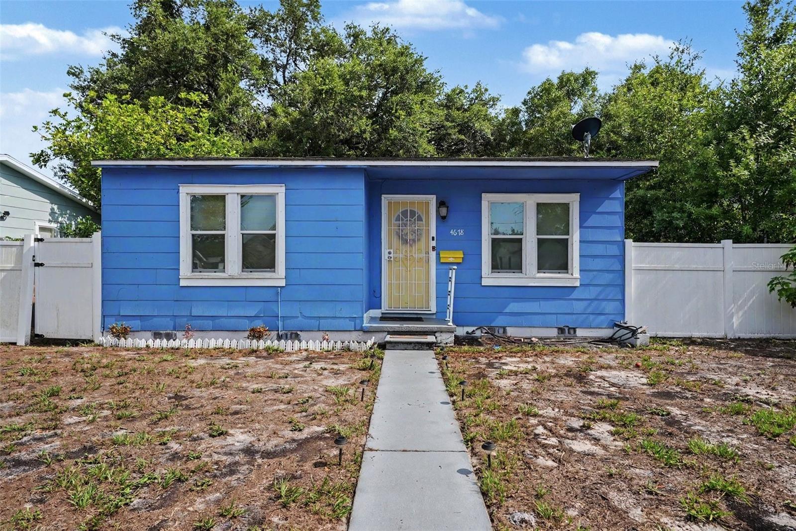 Single Family Residence in ST PETERSBURG, FL - Daniel Dourado