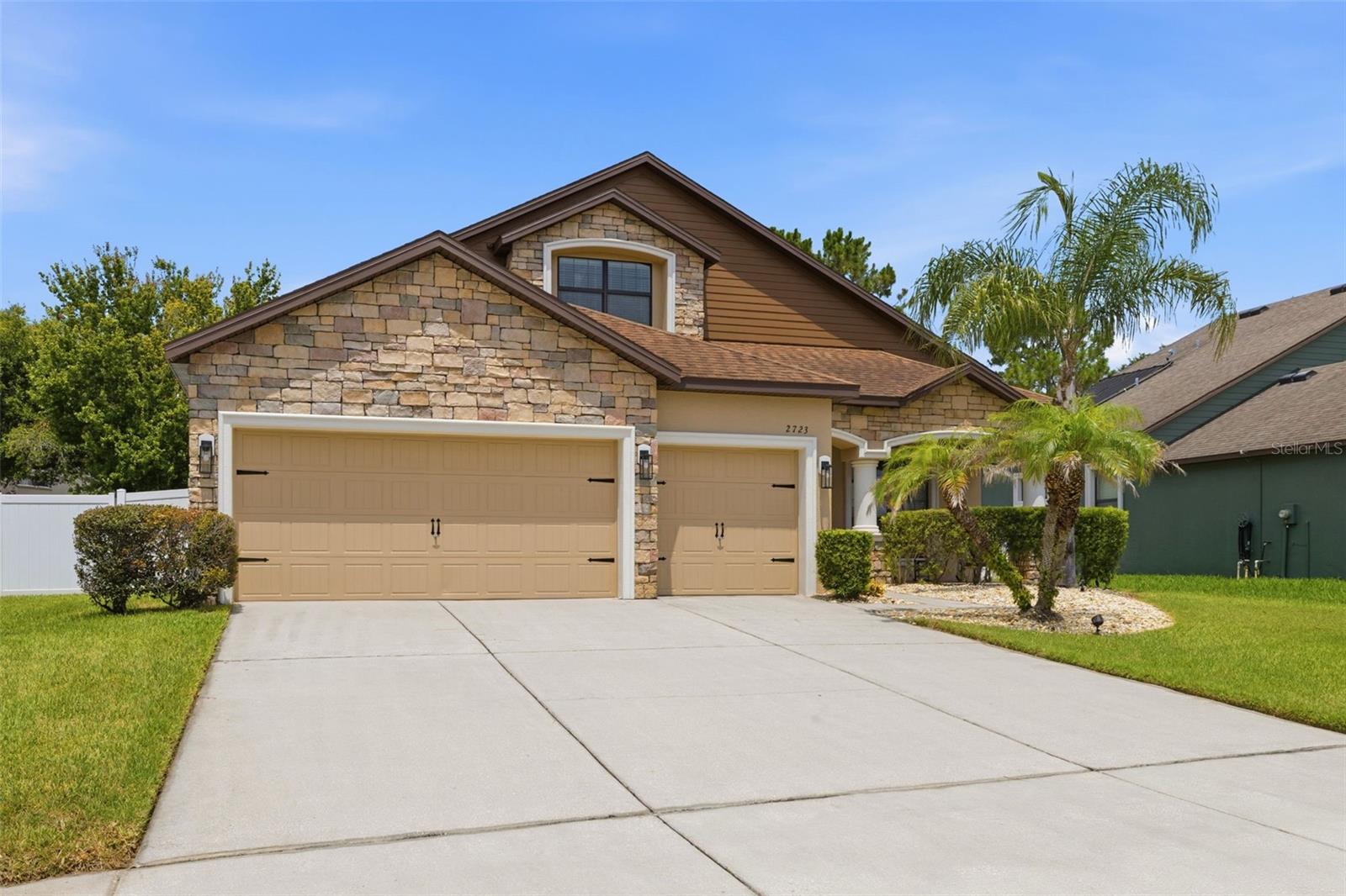 Single Family Residence in DOVER, FL - Daniel Dourado