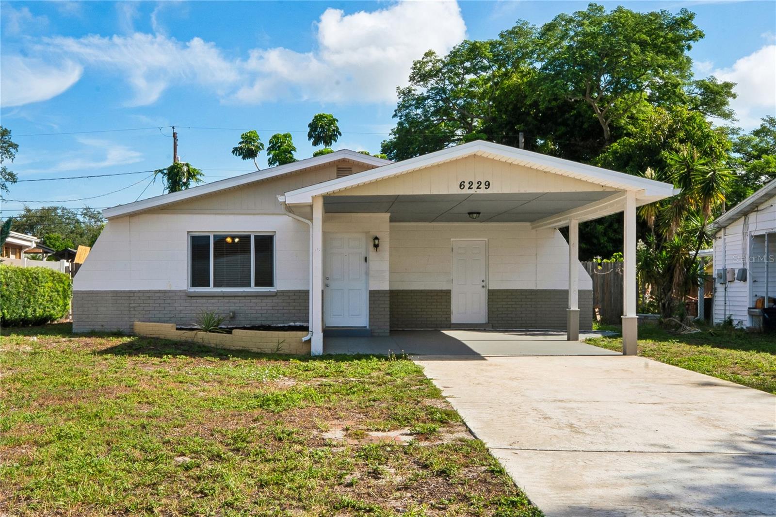 Single Family Residence in ST PETERSBURG, FL - Daniel Dourado
