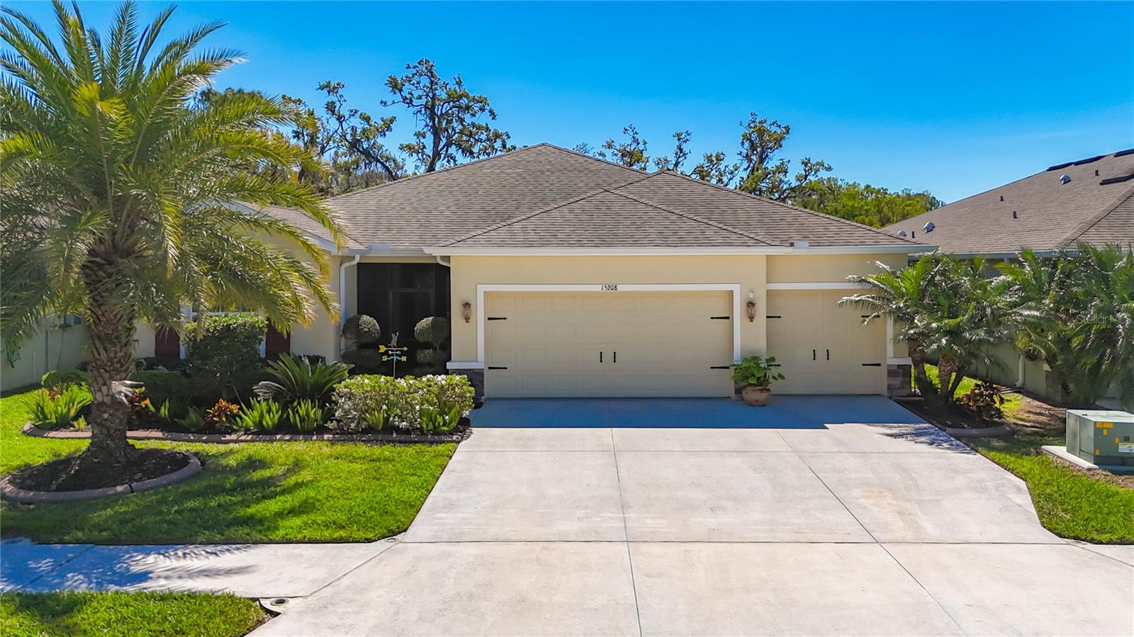 Single Family Residence in BRADENTON, FL - Daniel Dourado