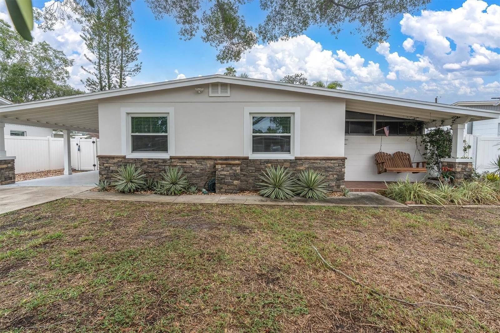 Single Family Residence in ST PETERSBURG, FL - Daniel Dourado