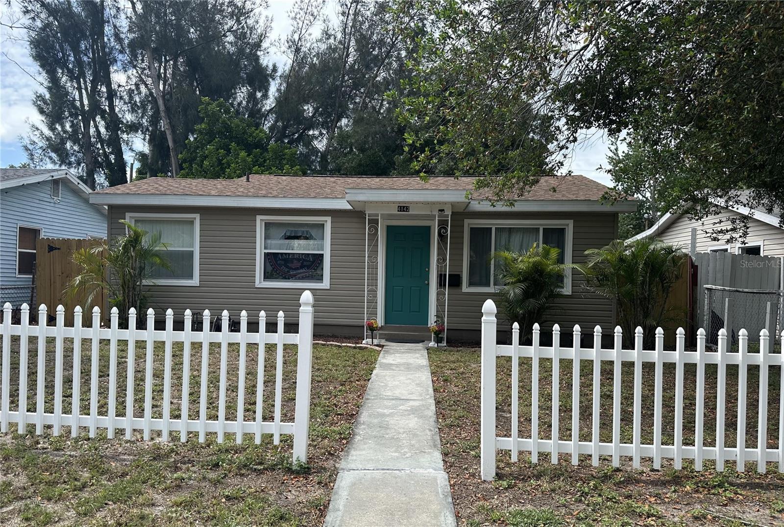 Single Family Residence in ST PETERSBURG, FL - Daniel Dourado