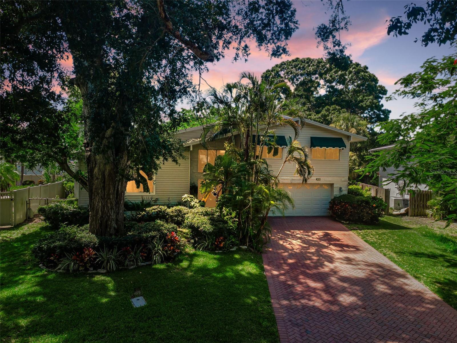 Single Family Residence in SEMINOLE, FL - Daniel Dourado