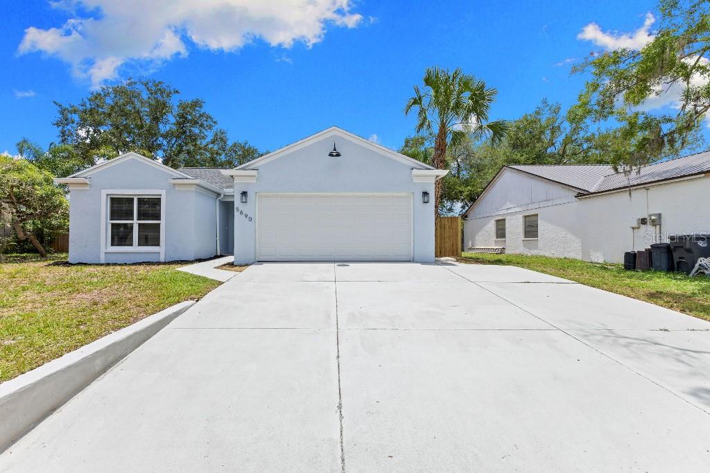 Single Family Residence in BRADENTON, FL - Daniel Dourado