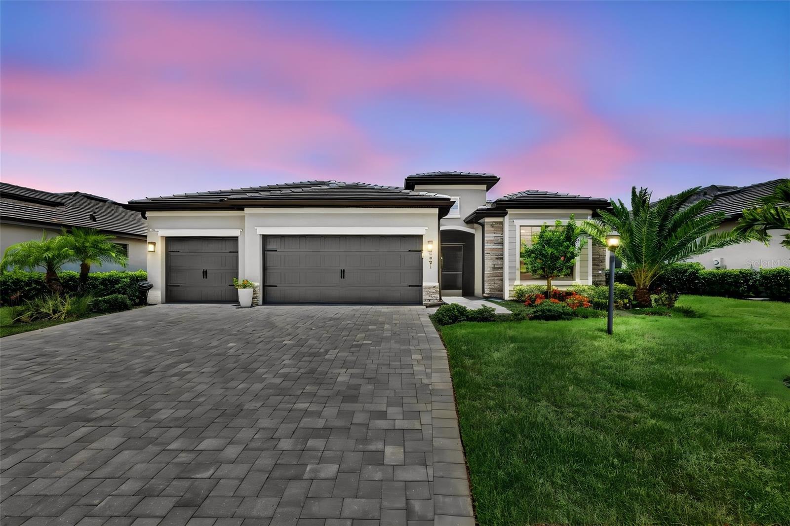 Single Family Residence in BRADENTON, FL - Daniel Dourado