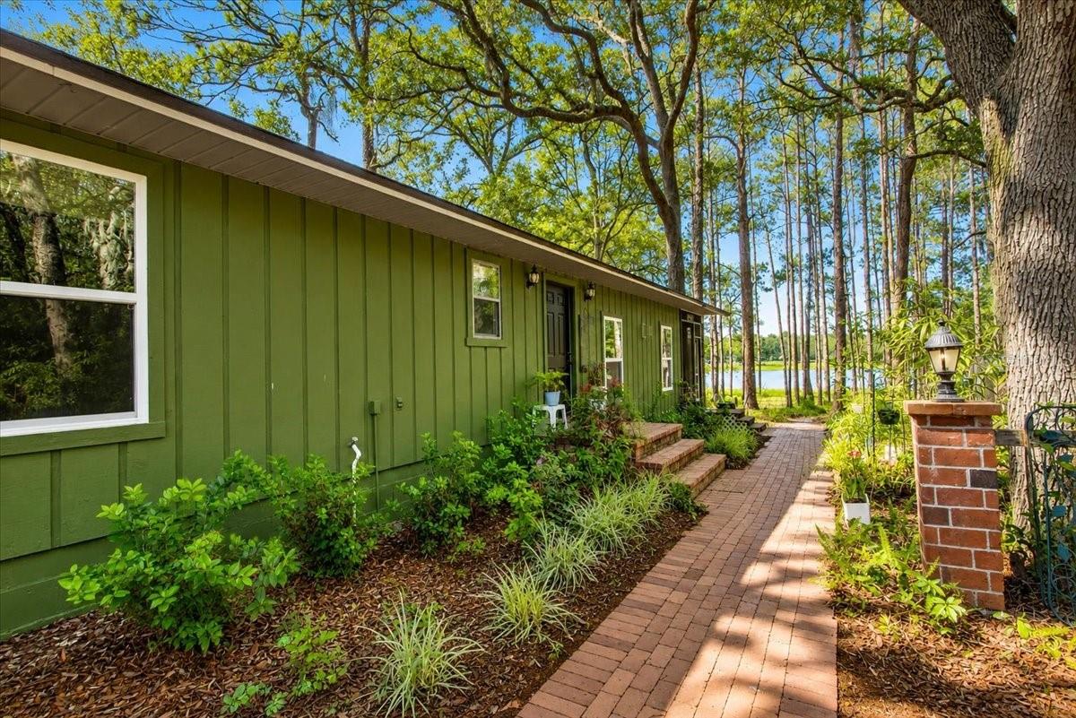 Single Family Residence in MELROSE, FL - Daniel Dourado