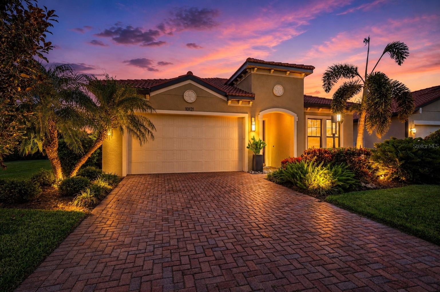 Single Family Residence in BRADENTON, FL - Daniel Dourado