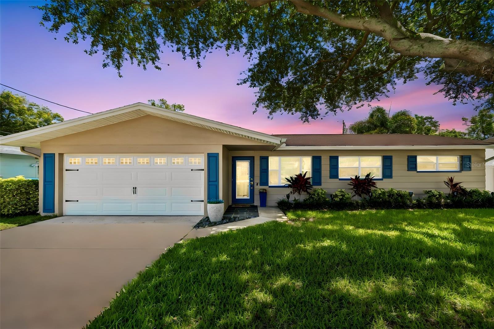Single Family Residence in SEMINOLE, FL - Daniel Dourado