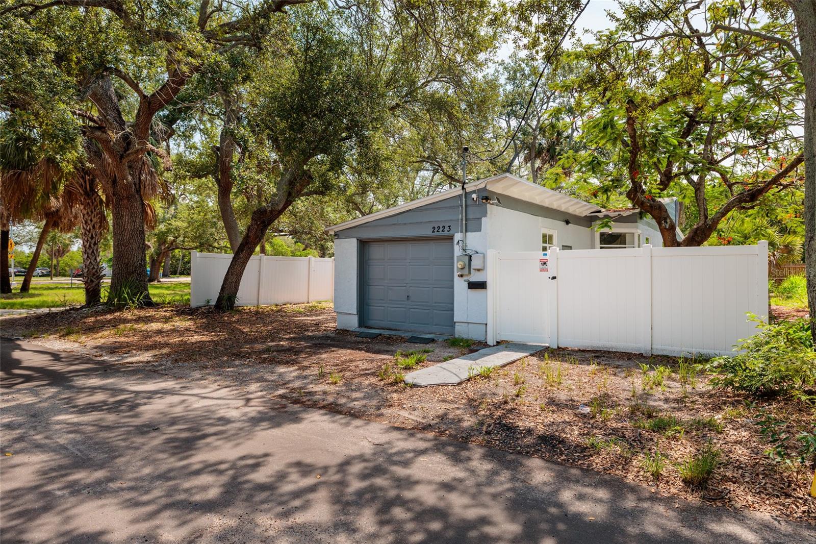 Single Family Residence in ST PETERSBURG, FL - Daniel Dourado
