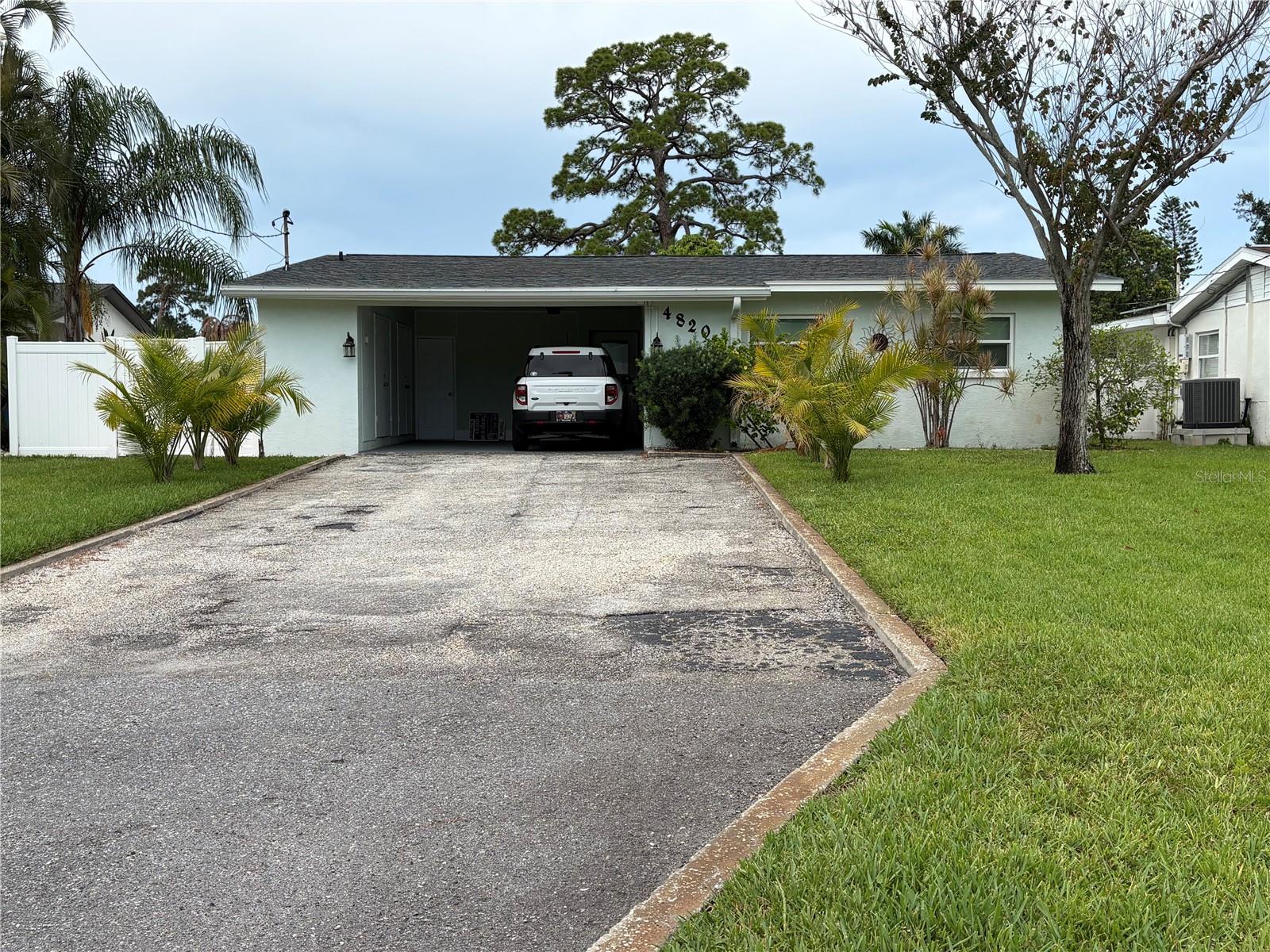 Single Family Residence in ST PETERSBURG, FL - Daniel Dourado