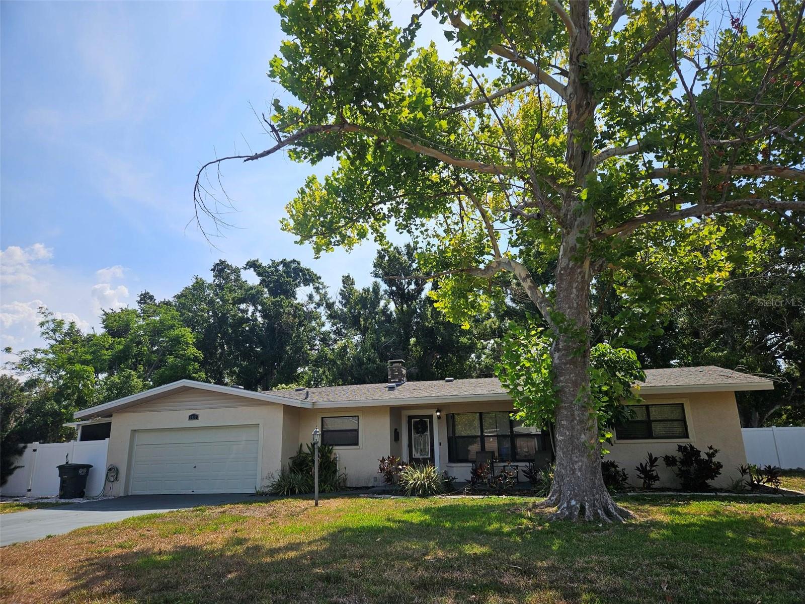 Single Family Residence in BRADENTON, FL - Daniel Dourado