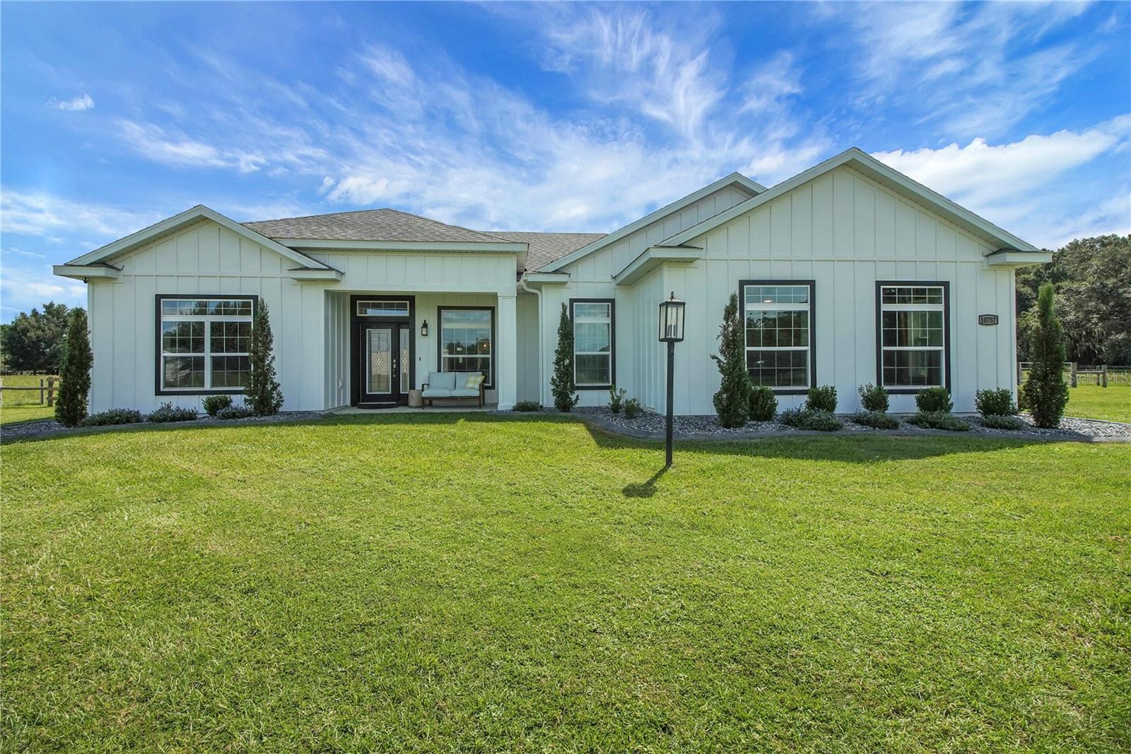Single Family Residence in OXFORD, FL - Daniel Dourado
