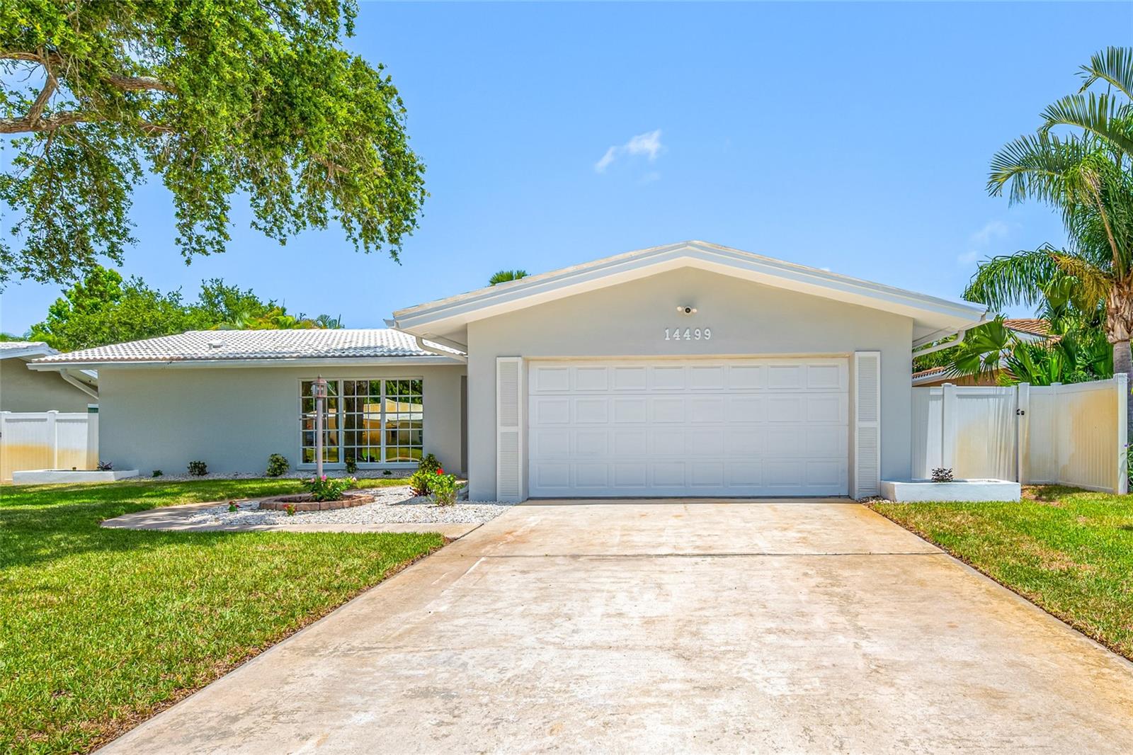 Single Family Residence in SEMINOLE, FL - Daniel Dourado
