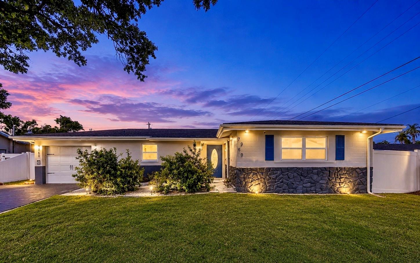Single Family Residence in ST PETERSBURG, FL - Daniel Dourado