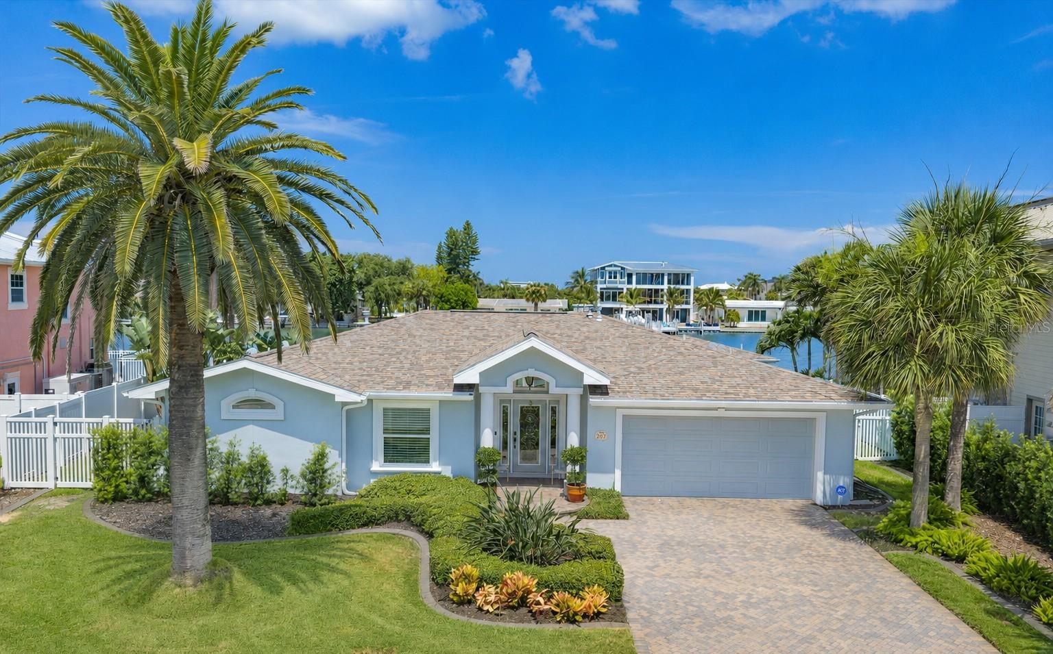 Single Family Residence em BELLEAIR BEACH, FL - Daniel Dourado