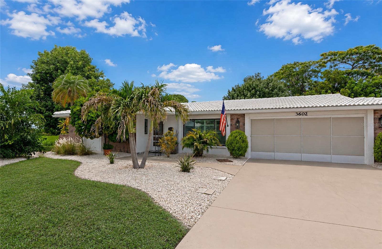 Single Family Residence in BRADENTON, FL - Daniel Dourado