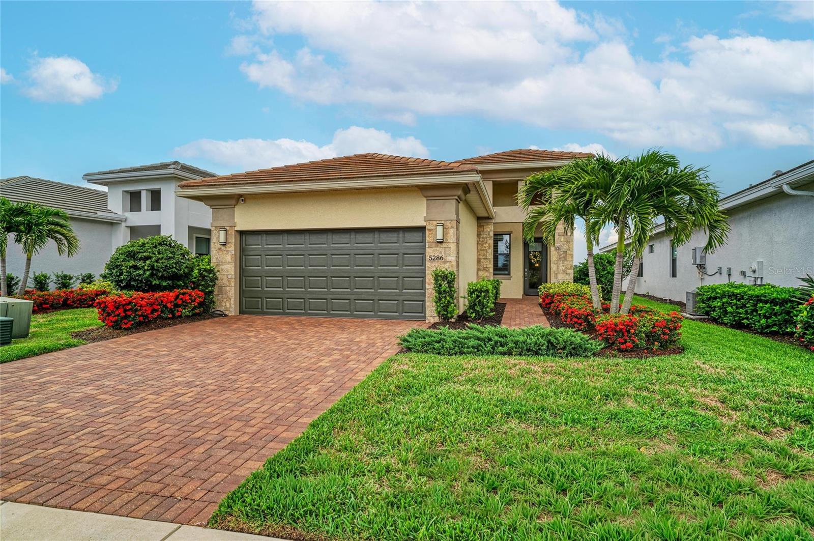 Single Family Residence in BRADENTON, FL - Daniel Dourado