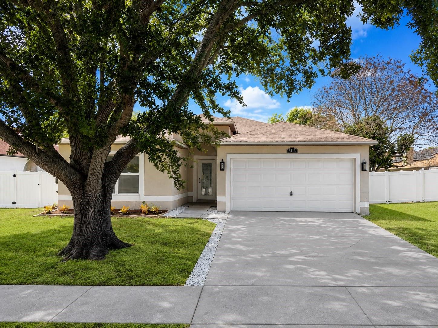 Single Family Residence in ORLANDO, FL - Daniel Dourado