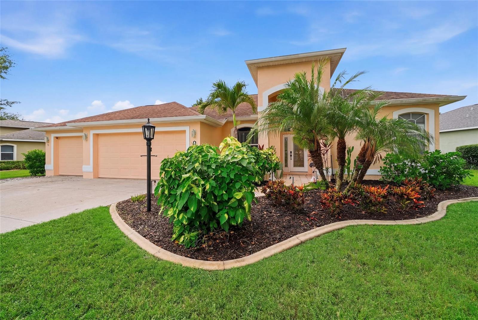 Single Family Residence in BRADENTON, FL - Daniel Dourado