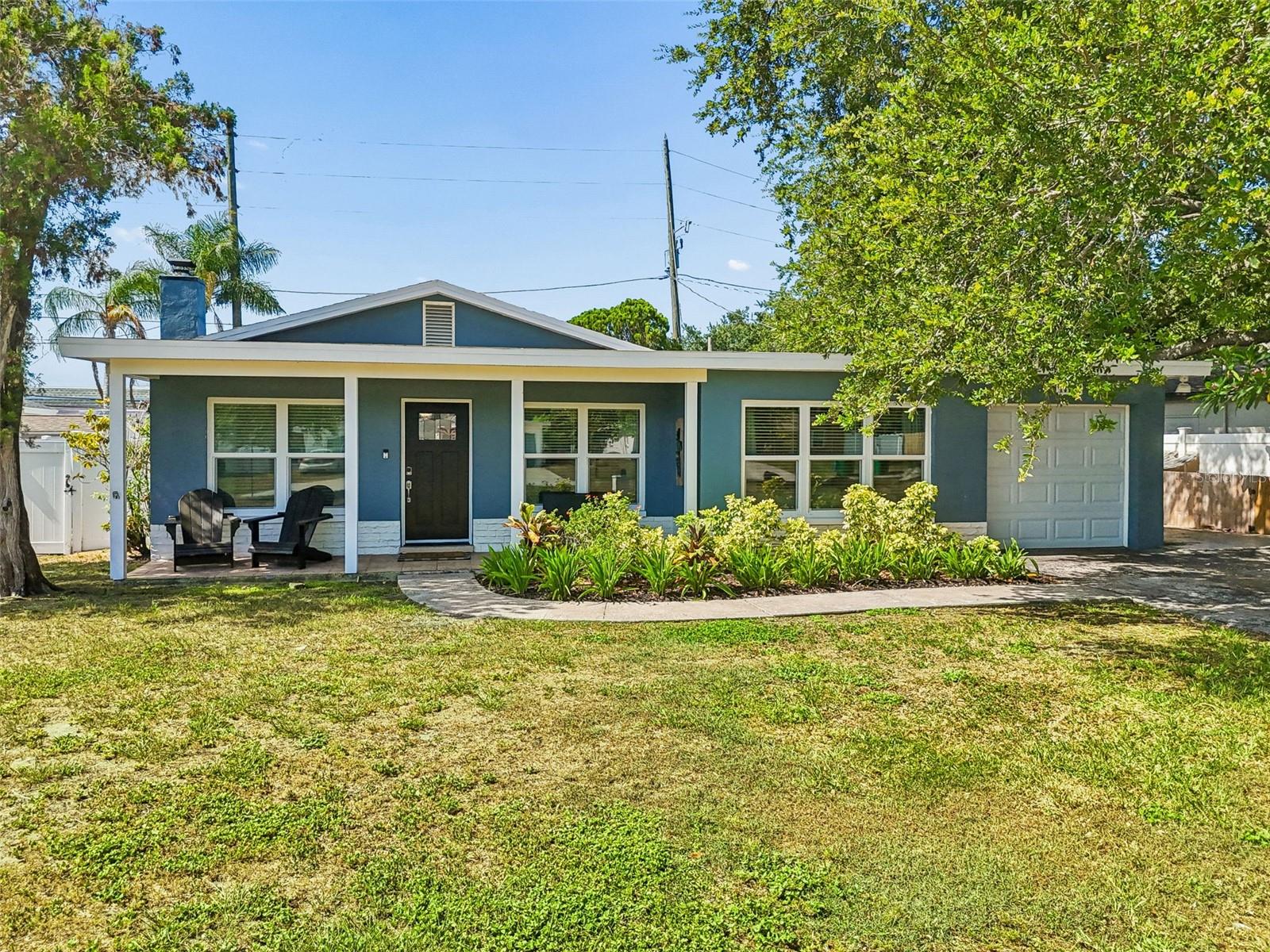 Single Family Residence in SEMINOLE, FL - Daniel Dourado
