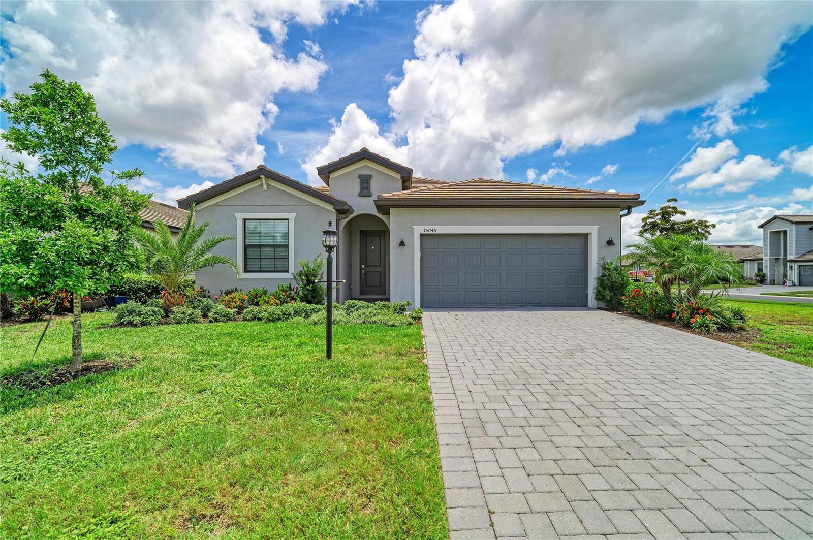 Single Family Residence in BRADENTON, FL - Daniel Dourado