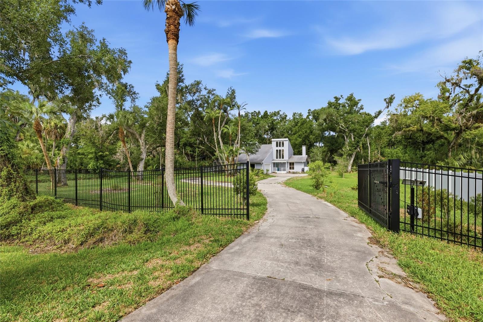 Single Family Residence in BRADENTON, FL - Daniel Dourado