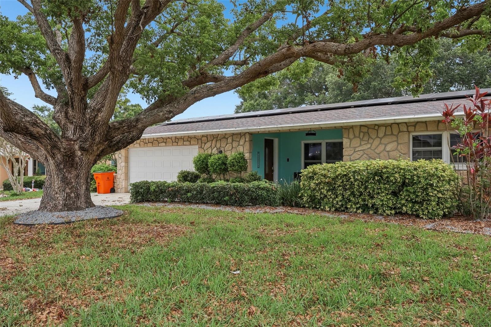 Single Family Residence in SEMINOLE, FL - Daniel Dourado