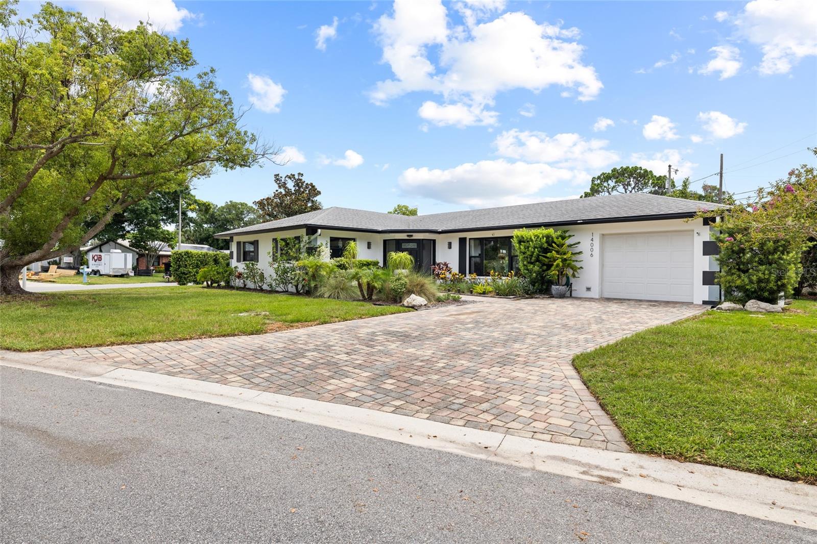 Single Family Residence in SEMINOLE, FL - Daniel Dourado