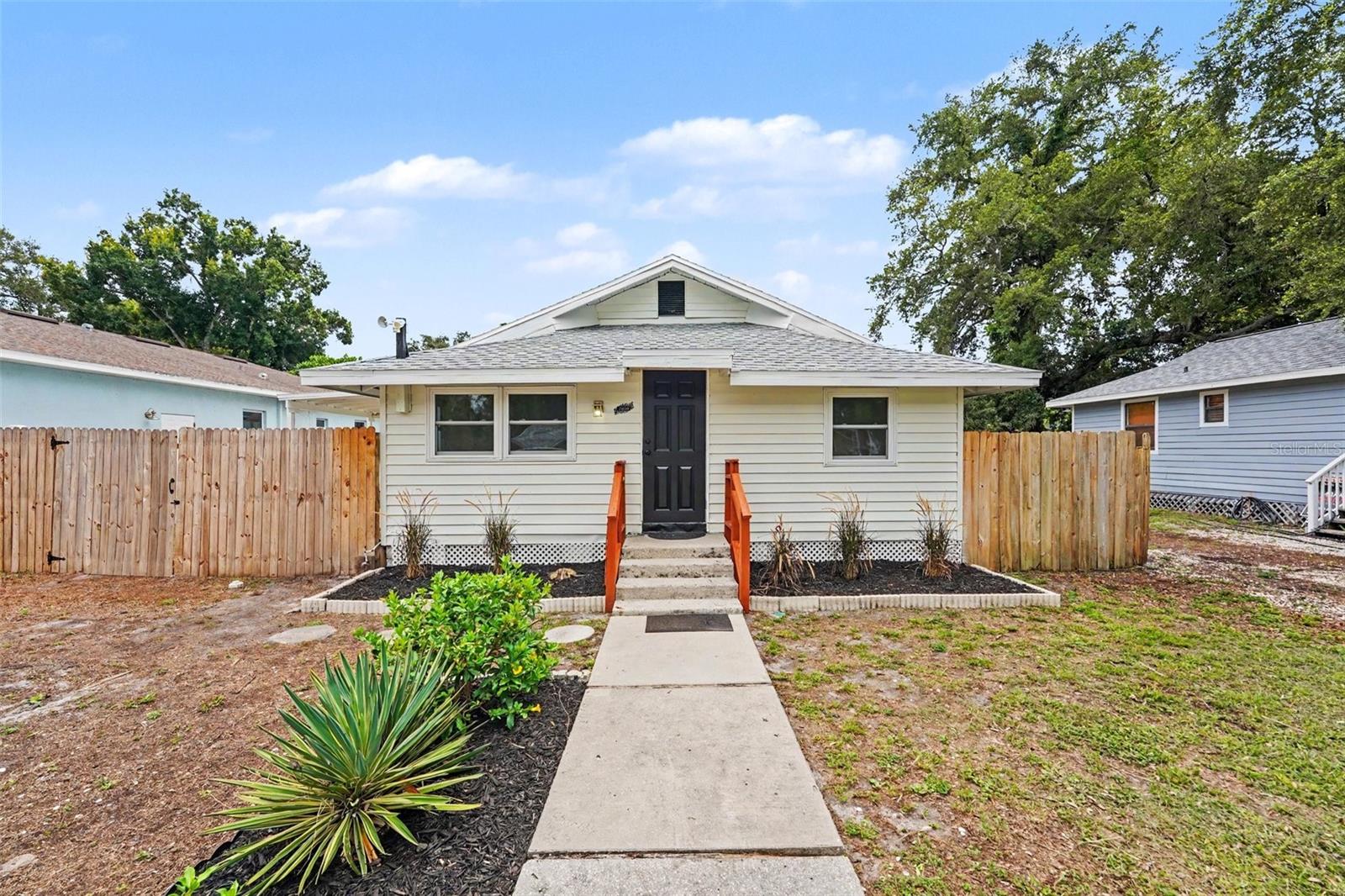 Single Family Residence in ST PETERSBURG, FL - Daniel Dourado