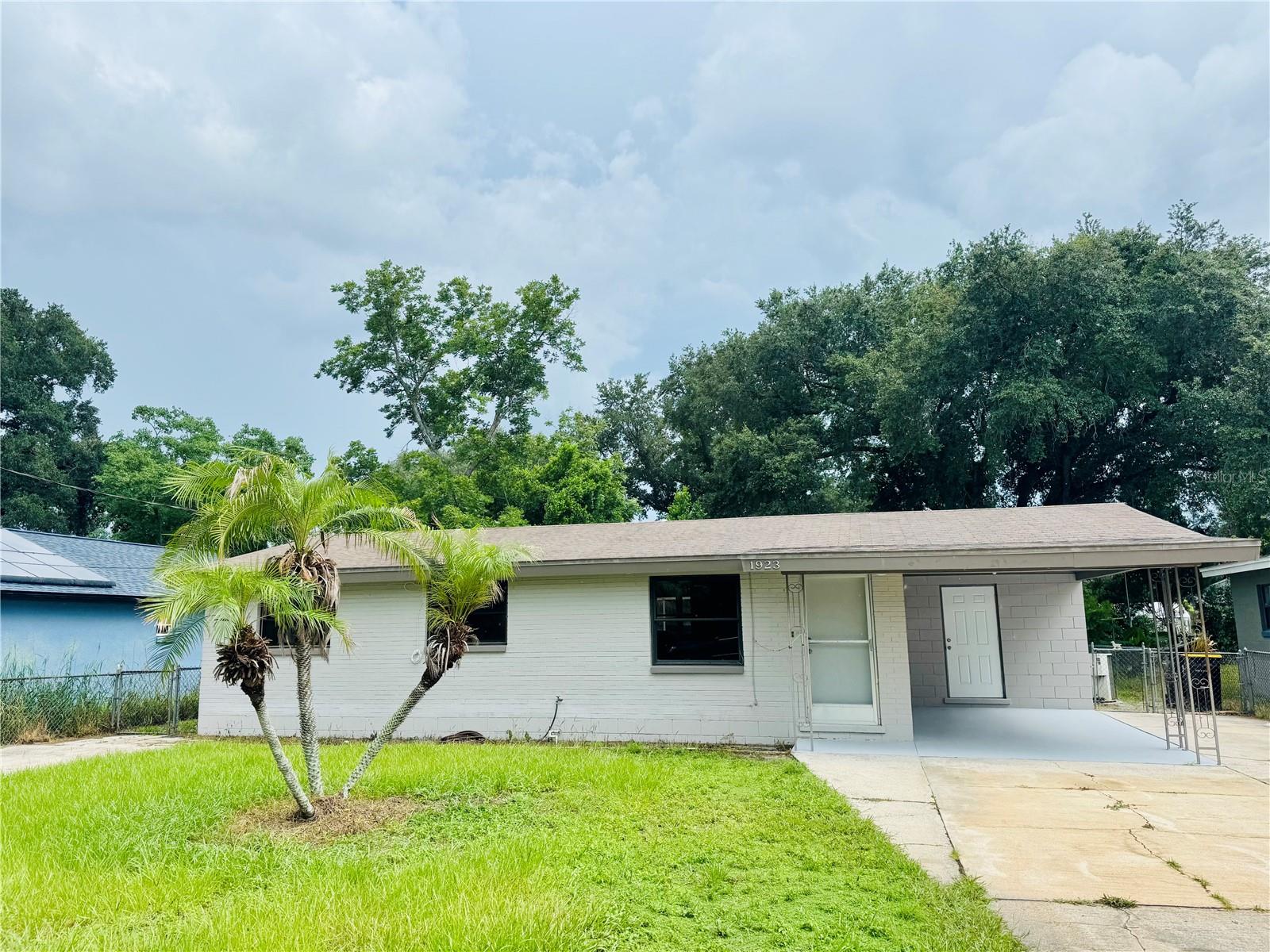 Single Family Residence in EAGLE LAKE, FL - Daniel Dourado