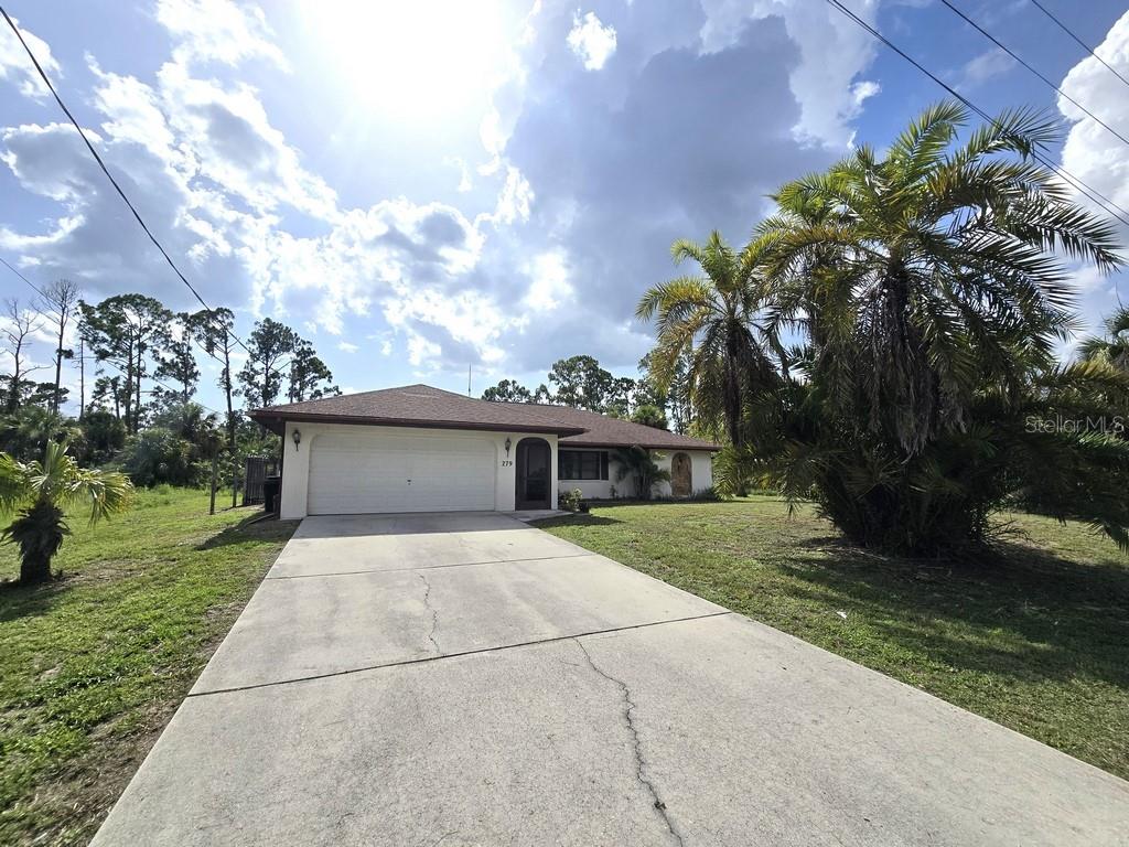 Single Family Residence em PORT CHARLOTTE, FL - Daniel Dourado