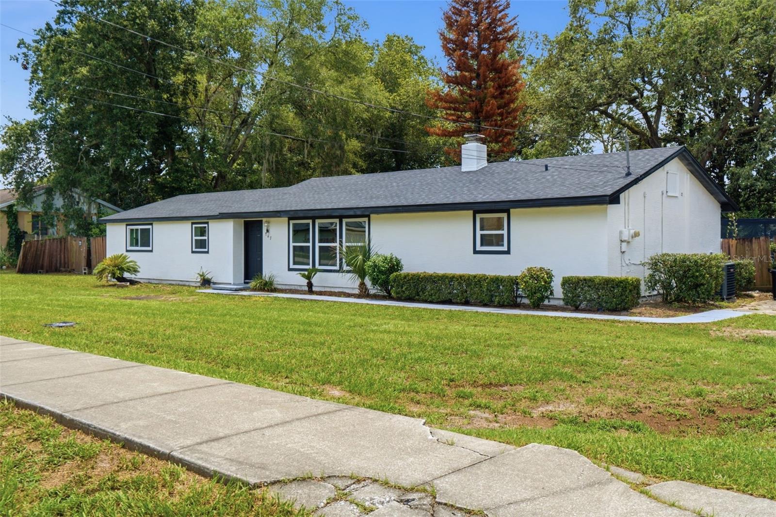 Single Family Residence in DEBARY, FL - Daniel Dourado