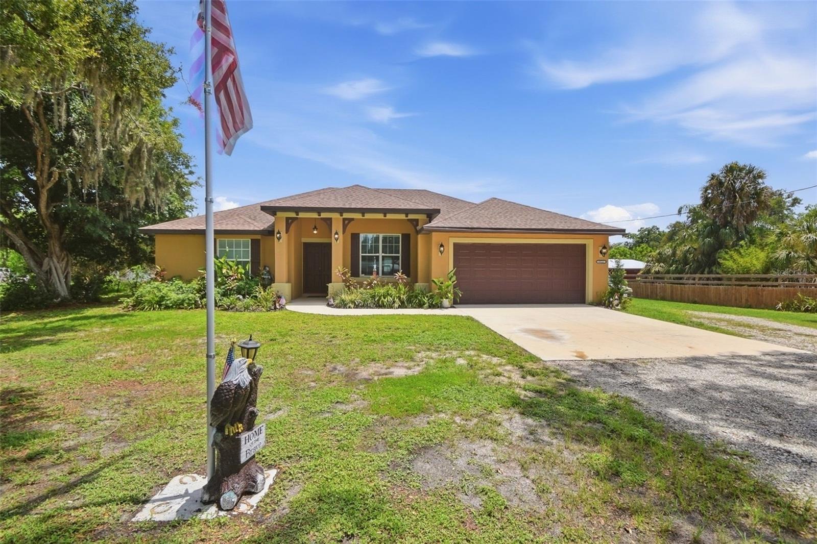 Single Family Residence in BRADENTON, FL - Daniel Dourado