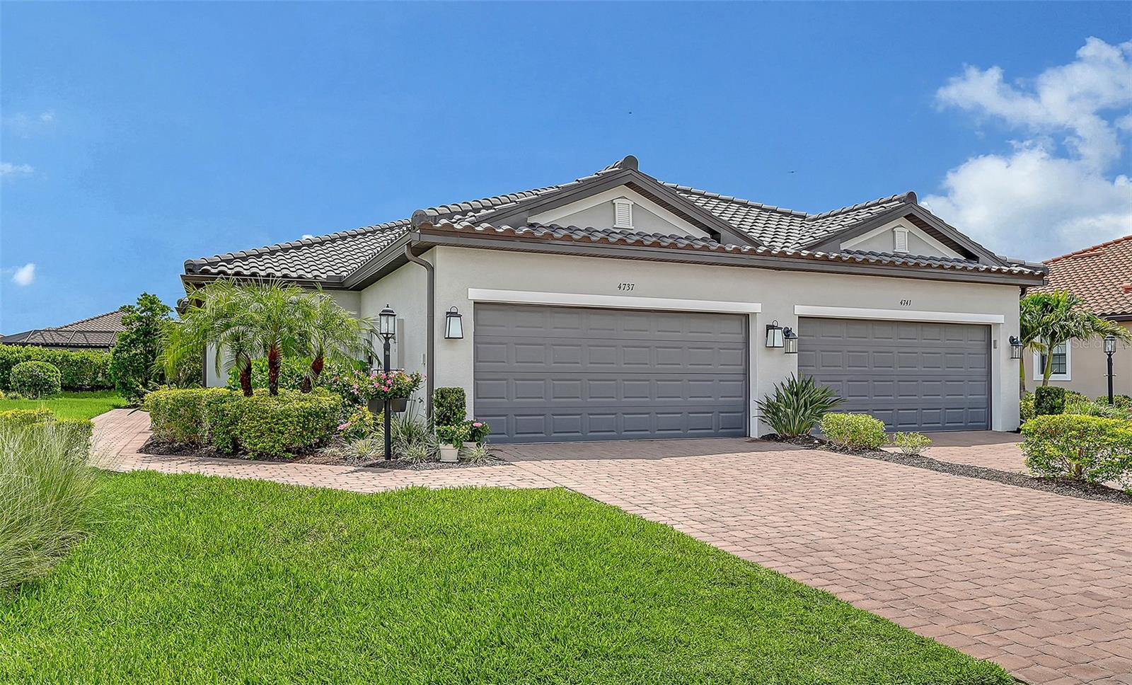 Single Family Residence in BRADENTON, FL - Daniel Dourado