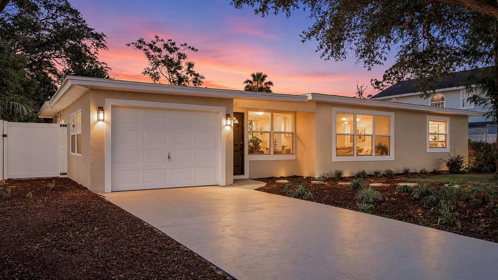 Single Family Residence in ST PETERSBURG, FL - Daniel Dourado