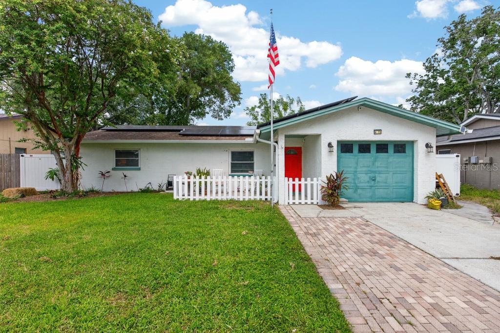 Single Family Residence in ST PETERSBURG, FL - Daniel Dourado