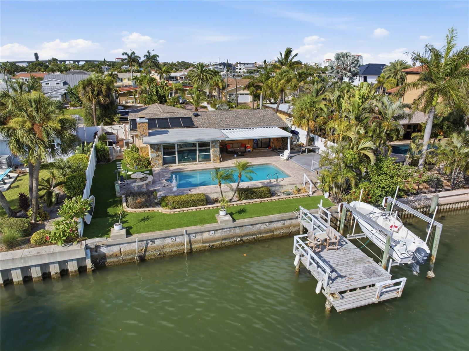 Single Family Residence in ST PETERSBURG, FL - Daniel Dourado