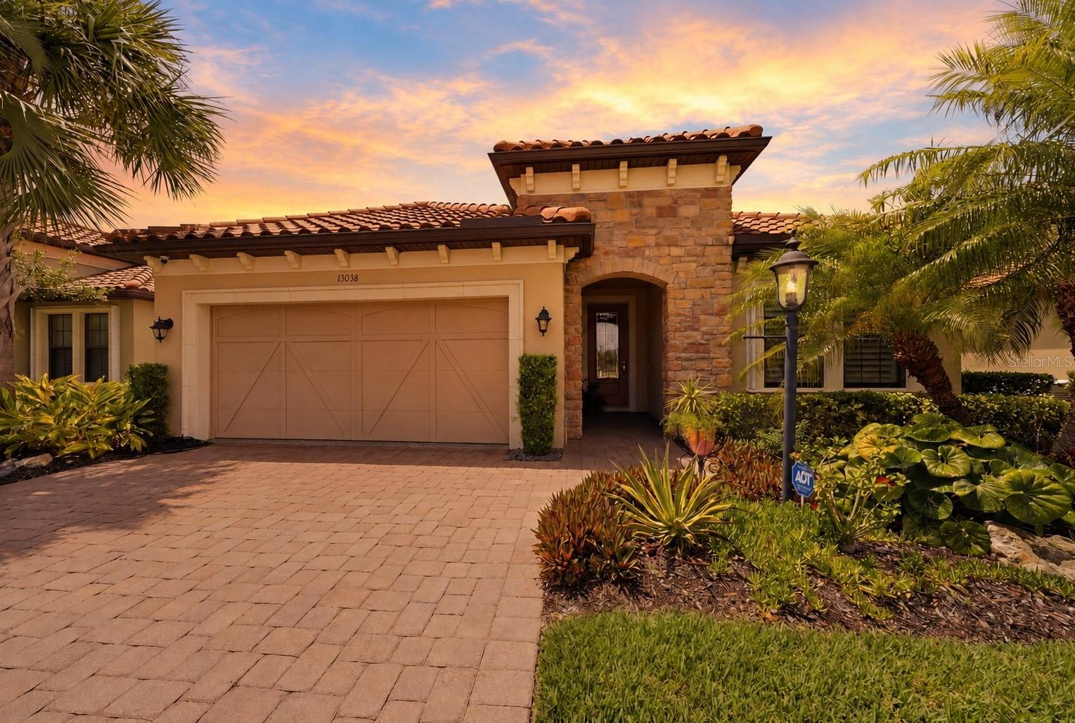 Single Family Residence in BRADENTON, FL - Daniel Dourado