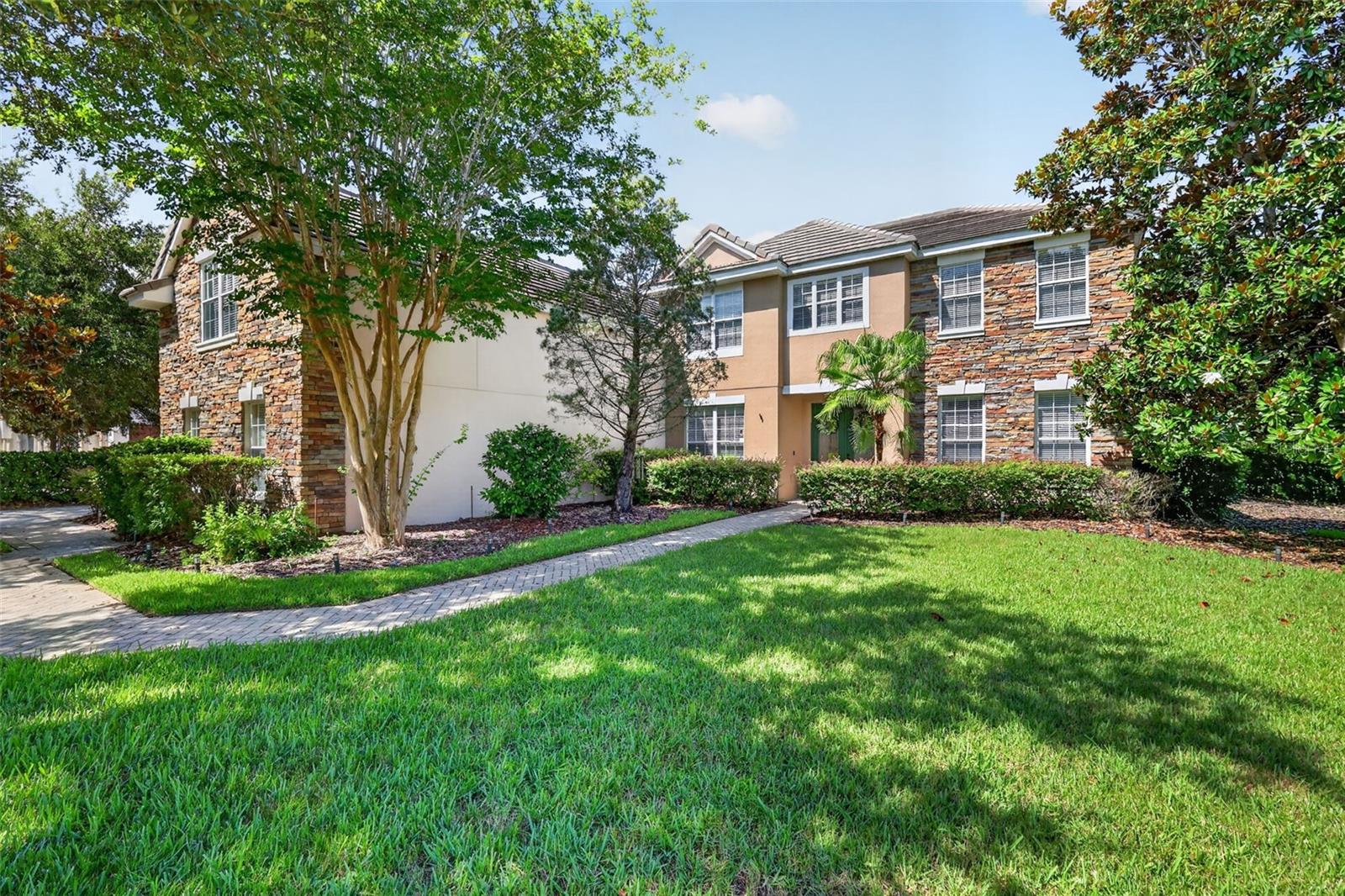 Single Family Residence in MOUNT DORA, FL - Daniel Dourado