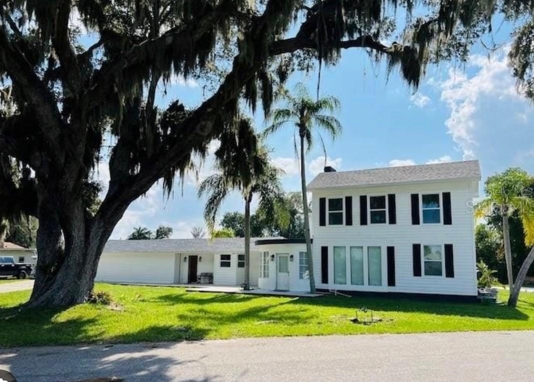 Single Family Residence in BRADENTON, FL - Daniel Dourado