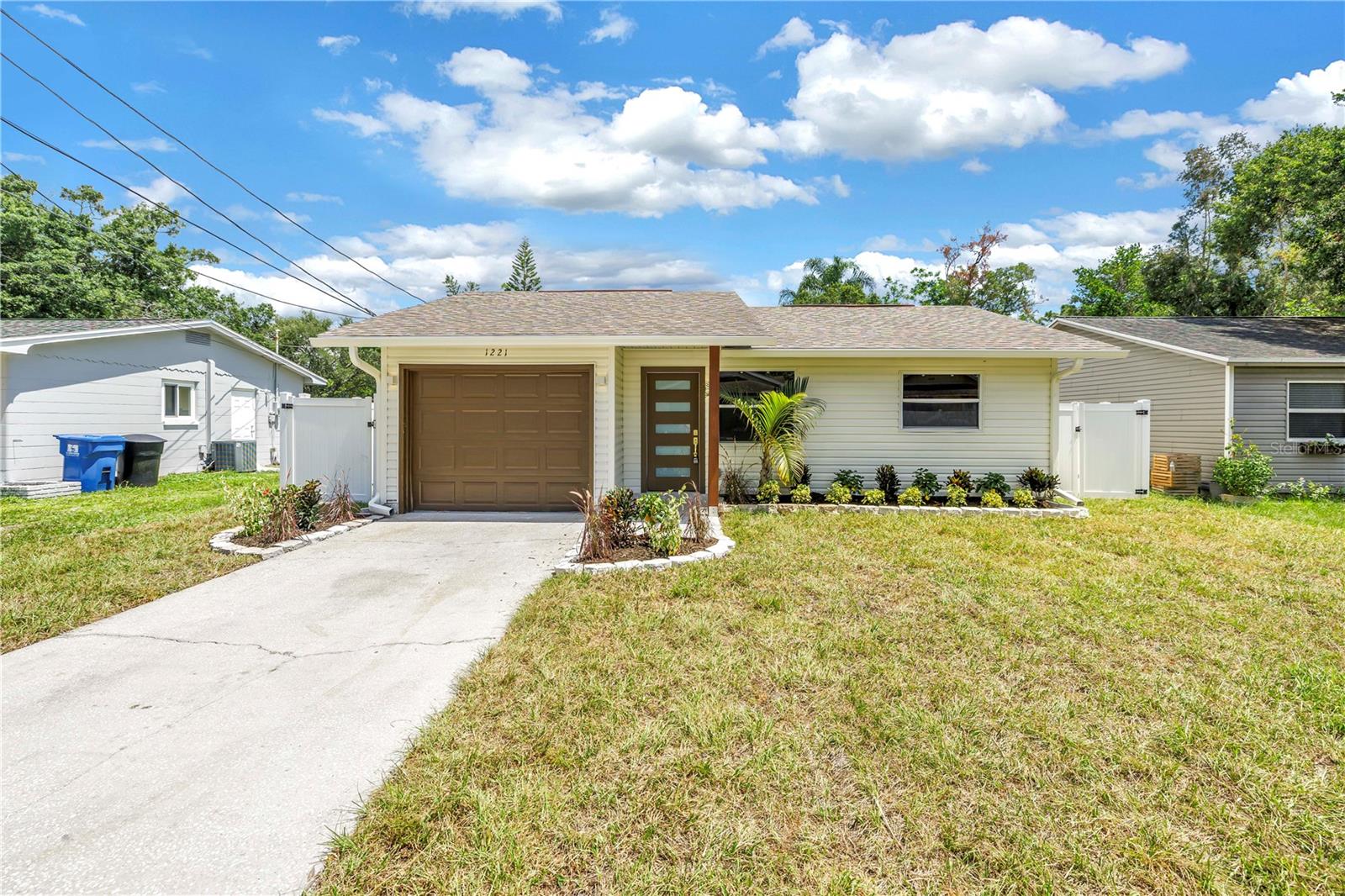 Single Family Residence in ST PETERSBURG, FL - Daniel Dourado