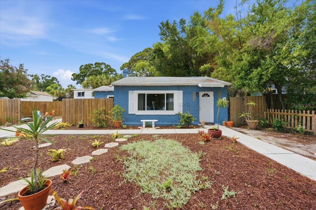 Single Family Residence in ST PETERSBURG, FL - Daniel Dourado